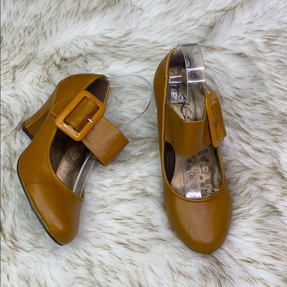 MODCLOTH: Leather Mary Janes